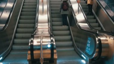 Münih, Almanya - 2 Aralık 2018: Marienplatz metro istasyonunda büyük modern merdiven yürüyen merdivenleri