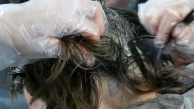 Evde özel boya ve fırça ile saç boyaları kadınların kökleri gri saç