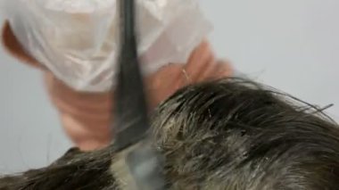 Evde özel boya ve fırça ile saç boyaları kadınların kökleri gri saç