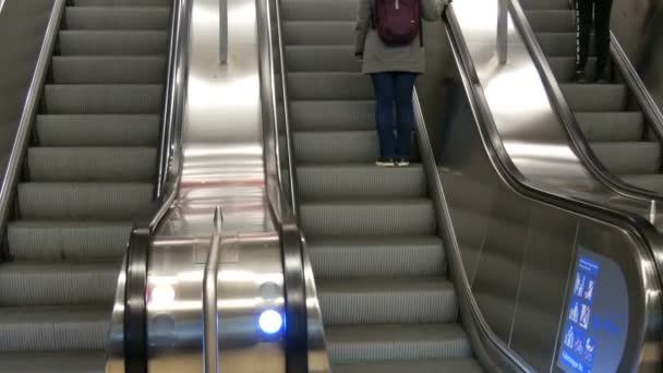 Múnich, Alemania - 2 de diciembre de 2018: Grandes escaleras mecánicas modernas en la estación de metro Marienplatz — Vídeos de Stock