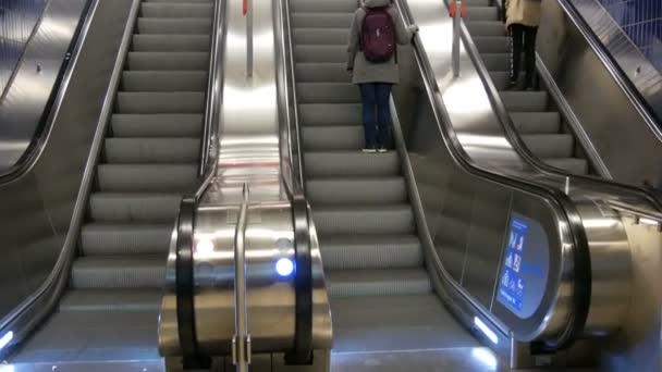 München, Németország - 2018. december 2.: Nagy modern lépcsőház mozgólépcsők a Marienplatz metróállomáson — Stock videók