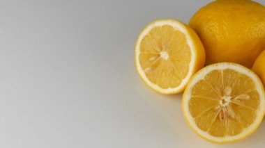 Beyaz arka planda taze, sulu, sarı bir limon.