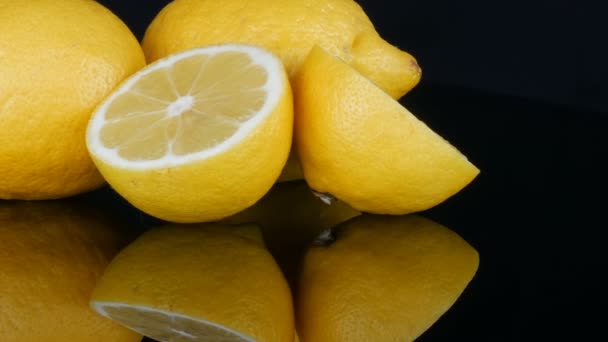 Reife frische saftige gelbe Zitrone auf schwarzem Hintergrund — Stockvideo