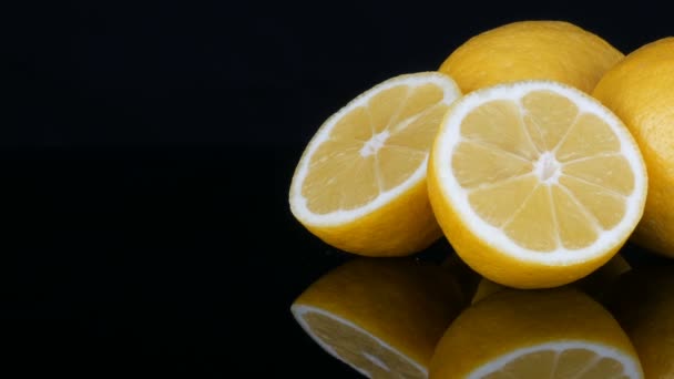 Zralé čerstvé šťavnaté žluté citron na černém pozadí — Stock video