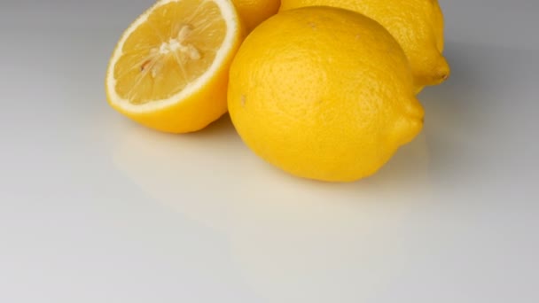 Maturare fresco succosa limone giallo su sfondo bianco ruotare — Video Stock