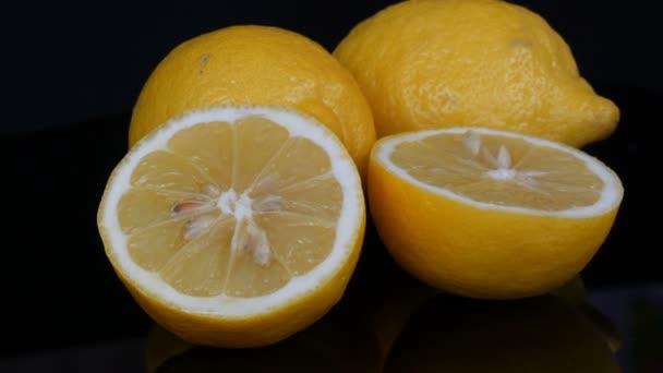 Mogen färsk saftig gul citron på svart bakgrund rotera — Stockvideo