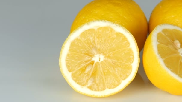 Zralé čerstvé šťavnaté žluté citron na bílém pozadí. — Stock video