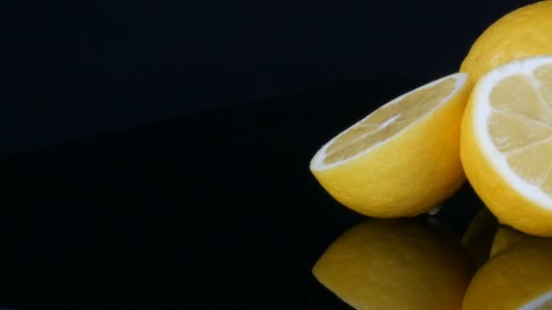 Ωρίμασε φρέσκο ζουμερό κίτρινο λεμόνι σε μαύρο φόντο — Αρχείο Βίντεο