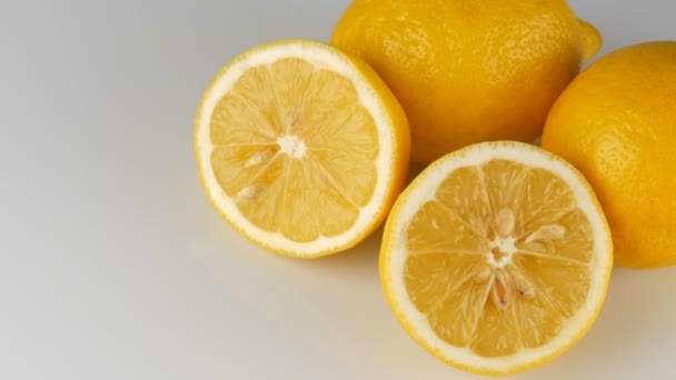 Maturare fresco succosa limone giallo su sfondo bianco ruotare — Video Stock