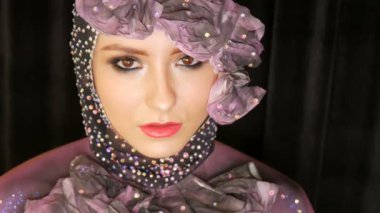 Şık bir yüksek moda kız modelinin portre göz içinde bir kadife siyah arka plan ve reflektör üzerinde stüdyoda poz ifade makyaj dumanlı gözleri