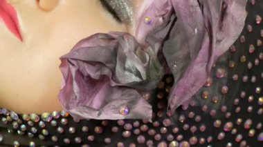 Profesyonel yüksek moda. Stilist manken görüntüsünü rhinestones kullanarak kıyafetlere oluşturur.
