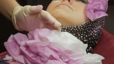 Profesyonel yüksek moda. Stilist bir hava fırçası ve boyalar yardımıyla giysiler üzerinde bir modelin bir görüntü oluşturur.