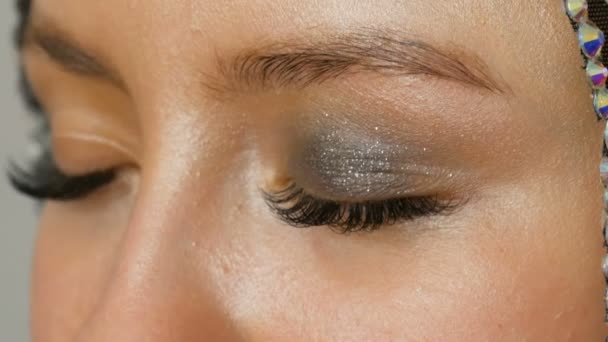 Make-up dává modelům kouřové oči s pomocí speciálního kartáčového šedivého stínu, očí a řas z pohledu dívky zblízka. Profesionální vysoká móda. — Stock video