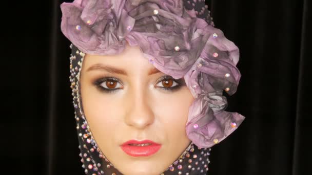 Portret van een stijlvolle High Fashion meisje model met expressieve make-up rokerige ogen poseren in de studio op een fluwelen zwarte achtergrond en reflector in de ogen — Stockvideo