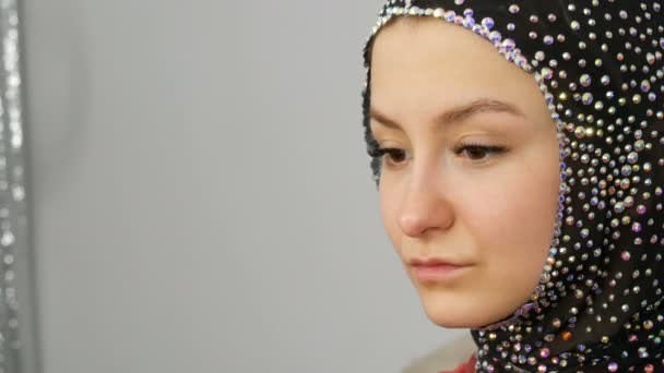 Meisjesmodel met mooie bruine ogen in de studio. Professionele make-up van high fashion make-up artiest — Stockvideo