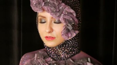 Şık bir yüksek moda kız modelinin portre göz içinde bir kadife siyah arka plan ve reflektör üzerinde stüdyoda poz ifade makyaj dumanlı gözleri