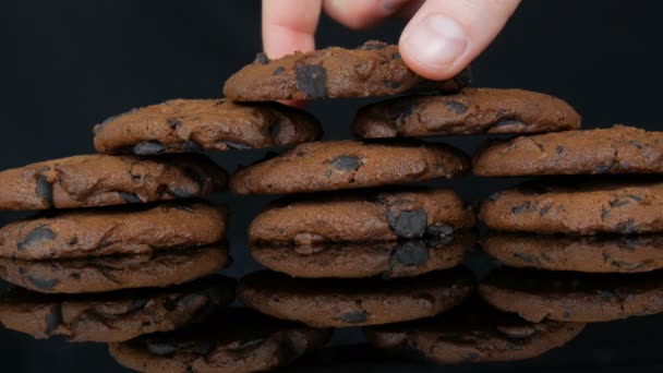 세련 된 검은 배경 과 거울 표면 위의 초콜릿 쿠키 — 비디오