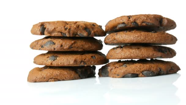 Galletas de chocolate sobre fondo blanco elegante ack y una superficie de espejo — Vídeos de Stock