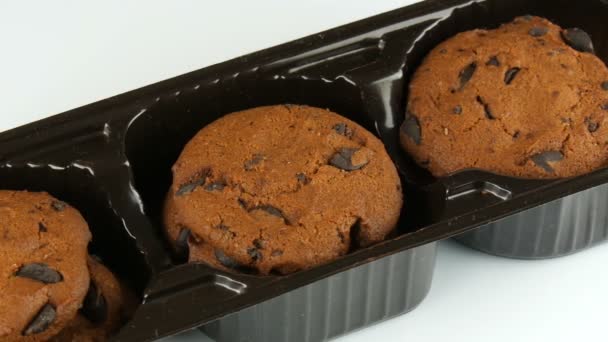 Biscoitos de chocolate no elegante fundo branco e uma superfície de espelho — Vídeo de Stock