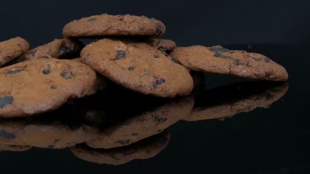 黒を基調としたチョコレートクッキーと鏡面 — ストック動画