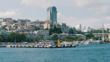 İstanbul, Türkiye - 11 Haziran 2019: 11 Haziran 2019: Marmara Denizi. Deniz kıyısından Boğaz 'a giden turist gemisinin manzarası.