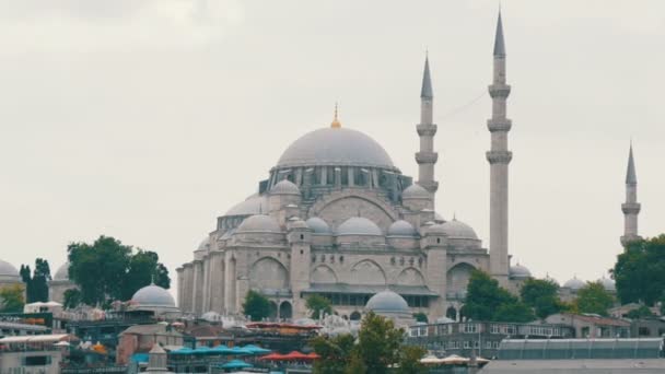 Istanbul, Turquie - 11 juin 2019 : Vue de la belle mosquée blanche sur la jetée d'Eminenu — Video