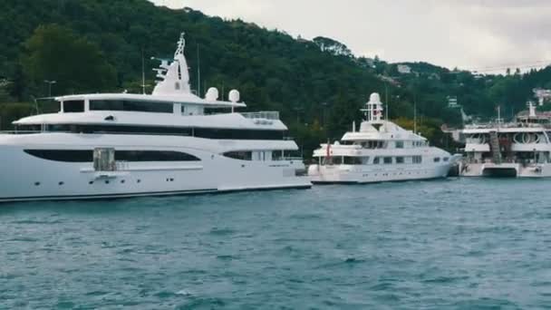 Istanbul, Turquie - 12 juin 2019 : Visite à pied de la mer de Marmara et du détroit du Bosphore après avoir amarré de beaux yachts blancs chers — Video