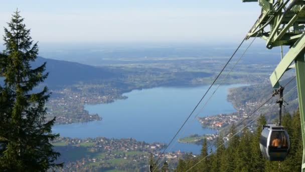 Tegernsee, Tyskland - 23 oktober 2019: Vacker utsikt över sjön Tegernsee i Bayerska Alperna uppifrån. En hiss med turiststugor stiger ner och stiger — Stockvideo