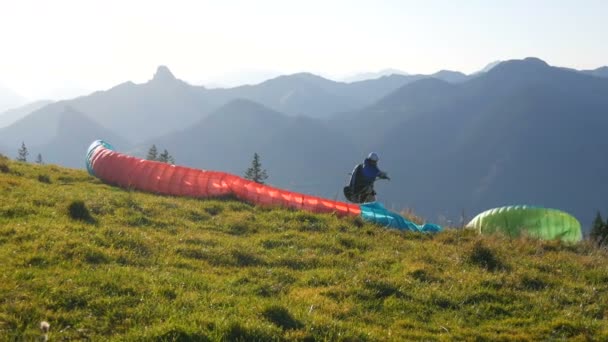 Tegernsee, Niemcy - 23 października 2019: Paralotniarz zawija swój paralotniarz w malowniczych Alpach Bawarskich — Wideo stockowe