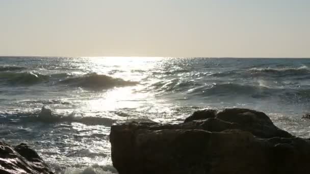 Beau coucher ou lever de soleil sur la mer. De grosses vagues puissantes s'écrasent sur d'énormes rochers. Tempête en mer. De grosses vagues se brisent sur le rivage rocheux, de la mousse blanche sur l'eau. Mer Noire, Bulgarie — Video