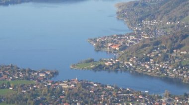 Tegernsee Gölü 'nün yukarısından Bavyera manzarası. Almanya 'nın Bavyera Alpleri' ndeki güzel dağ manzarası