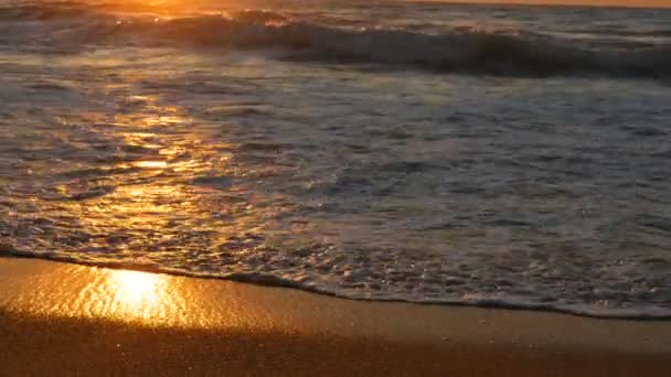 Salida del sol o puesta de sol muy hermosa en la orilla del mar. Playa de arena y olas que golpean en la playa. Grandes olas de tormenta con espuma — Vídeos de Stock