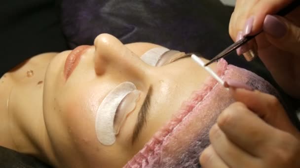 Beautician tillämpar speciell wellness blandning på klientens ögonfransar närbild. Ett professionellt förfarande för laminering och Botox ögonfransar modern healing. — Stockvideo
