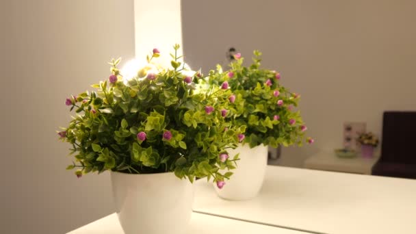 Piękne sztuczne kwiaty bukiet delikatnie różowe róże na stylowy biały stół. — Wideo stockowe