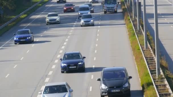 Münih, Almanya - 25 Ekim 2019: Birçok araba yol boyunca gidiyor. Araba trafiği — Stok video