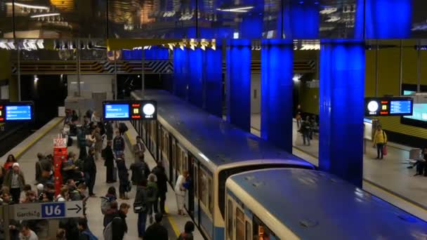 Mnichov, Německo - 25. října 2019: Slavná mnichovská stanice metra Mnichov Freiheit. Lidé čekají na metro na stanici, jít ven a vstoupit do otevřených dveří vlaku — Stock video