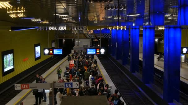 München, Tyskland - 25 oktober 2019: Den berömda tunnelbanestationen München Freiheit. Folk väntar på tunnelbanetåget på stationen, går ut och går in genom tågets öppna dörrar — Stockvideo