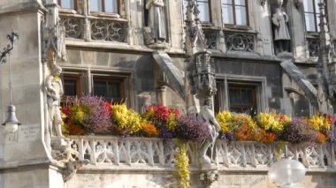 Münih, Almanya - 25 Ekim 2019: Münih 'teki yeni belediye binası çeşitli çiçeklerle süslendi. Marienplatz, şehrin merkezi meydanı.