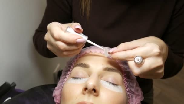 Procedimiento profesional para la laminación y la curación moderna de pestañas Botox en un salón de belleza — Vídeo de stock