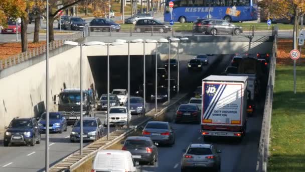 München - 25. Oktober 2019: Viele Autos fahren die Straße entlang. Autoverkehr und Brückenviadukt — Stockvideo