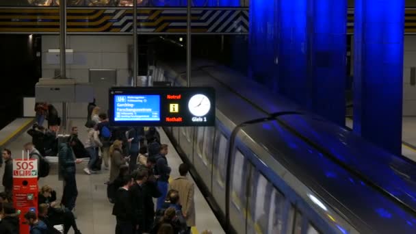 Múnich, Alemania - 25 de octubre de 2019: La famosa estación de metro de Múnich Munich Freiheit. La gente espera el tren del metro en la estación, salir y entrar en las puertas abiertas del tren — Vídeo de stock