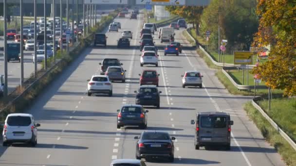 Múnich, Alemania - 25 de octubre de 2019: Muchos coches circulan por la carretera. Tráfico de coches — Vídeos de Stock