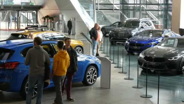 ミュンヘン,ドイツ- 10月25 、 2019: Bmw複合体内の展示ホール。新しい先進的な車は展示会に立つ。Bmw Weltの懸念からの新しい現代車の展示. — ストック動画