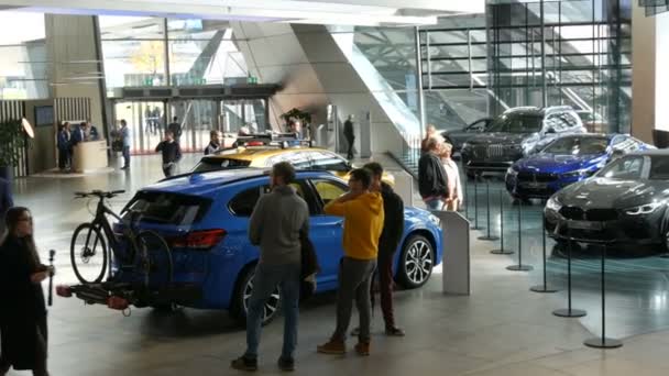 Munich, Germany - October 25, 2019: Exhibition hall in the BMW complex. New advanced cars stand at exhibition. Exhibition of new modern cars from the BMW Welt concern. — Stock Video