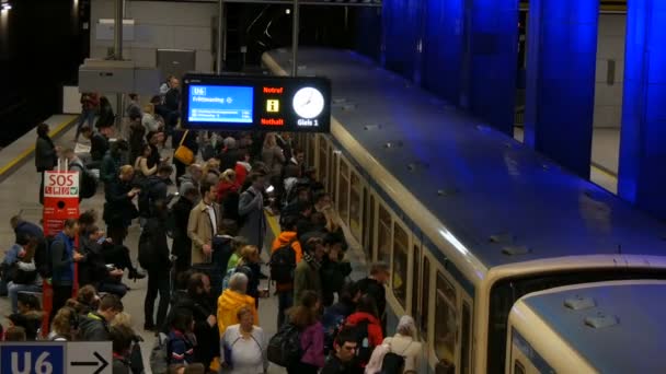 München, Tyskland - 25 oktober 2019: Den berömda tunnelbanestationen München Freiheit. Folk väntar på tunnelbanetåget på stationen, går ut och går in genom tågets öppna dörrar — Stockvideo