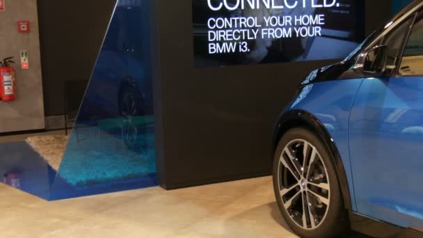 Monachium, Niemcy - 25 października 2019: Nowa koncepcja samochodu elektrycznego na hali wystawowej kompleksu Bmw. Nowe zaawansowane samochody stoją na wystawie. Nowe nowoczesne samochody koncernu Bmw Welt. — Wideo stockowe