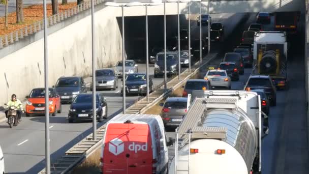 Münih, Almanya - 25 Ekim 2019: Birçok araba yol boyunca gidiyor. Araç trafiği ve köprü viyadük — Stok video