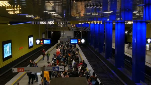 München, Duitsland - 25 oktober 2019: Het beroemde metrostation München Freiheit. Mensen wachten op de metro op station, gaan naar buiten en betreden de open deuren van de trein — Stockvideo