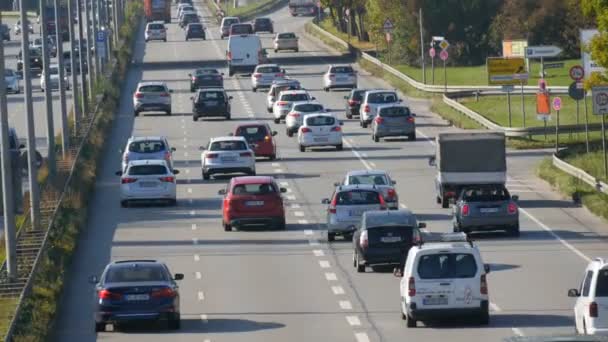 München - 25. Oktober 2019: Viele Autos fahren die Straße entlang. Autoverkehr — Stockvideo