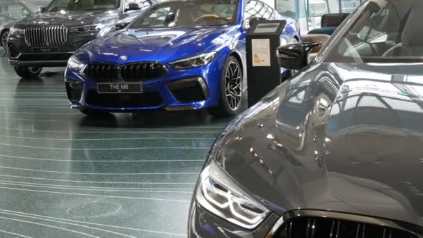 Munich, Germany - October 25, 2019: Exhibition hall in the BMW complex. New advanced cars stand at exhibition. Exhibition of new modern cars from the BMW Welt concern. — Stock Video